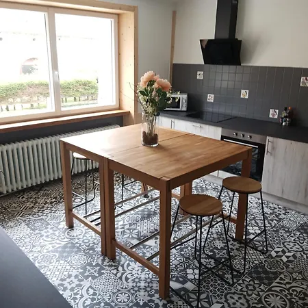 Sous Le Marronnier Jusqu'à 10 Personnes Hadol